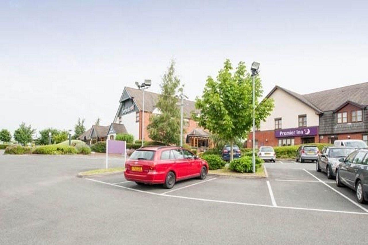 Premier Inn London Ройслип Екстериор снимка