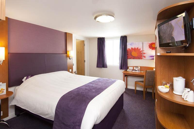 Premier Inn London Ройслип Екстериор снимка